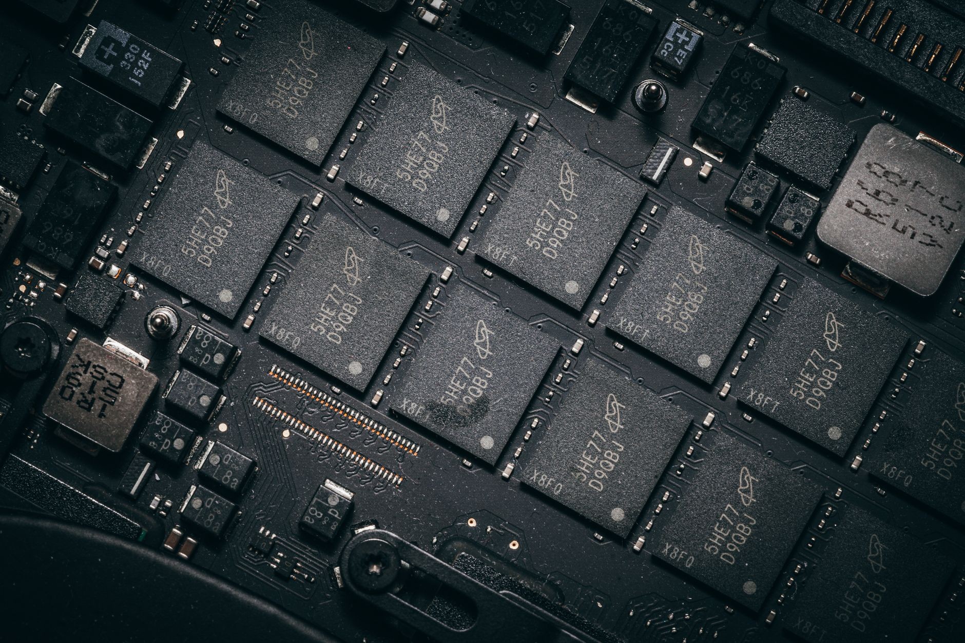 Vue macro d'un circuit électronique avec de nombreuses puces mémoire, illustrant l'électronique sans pièce mobile d'un SSD