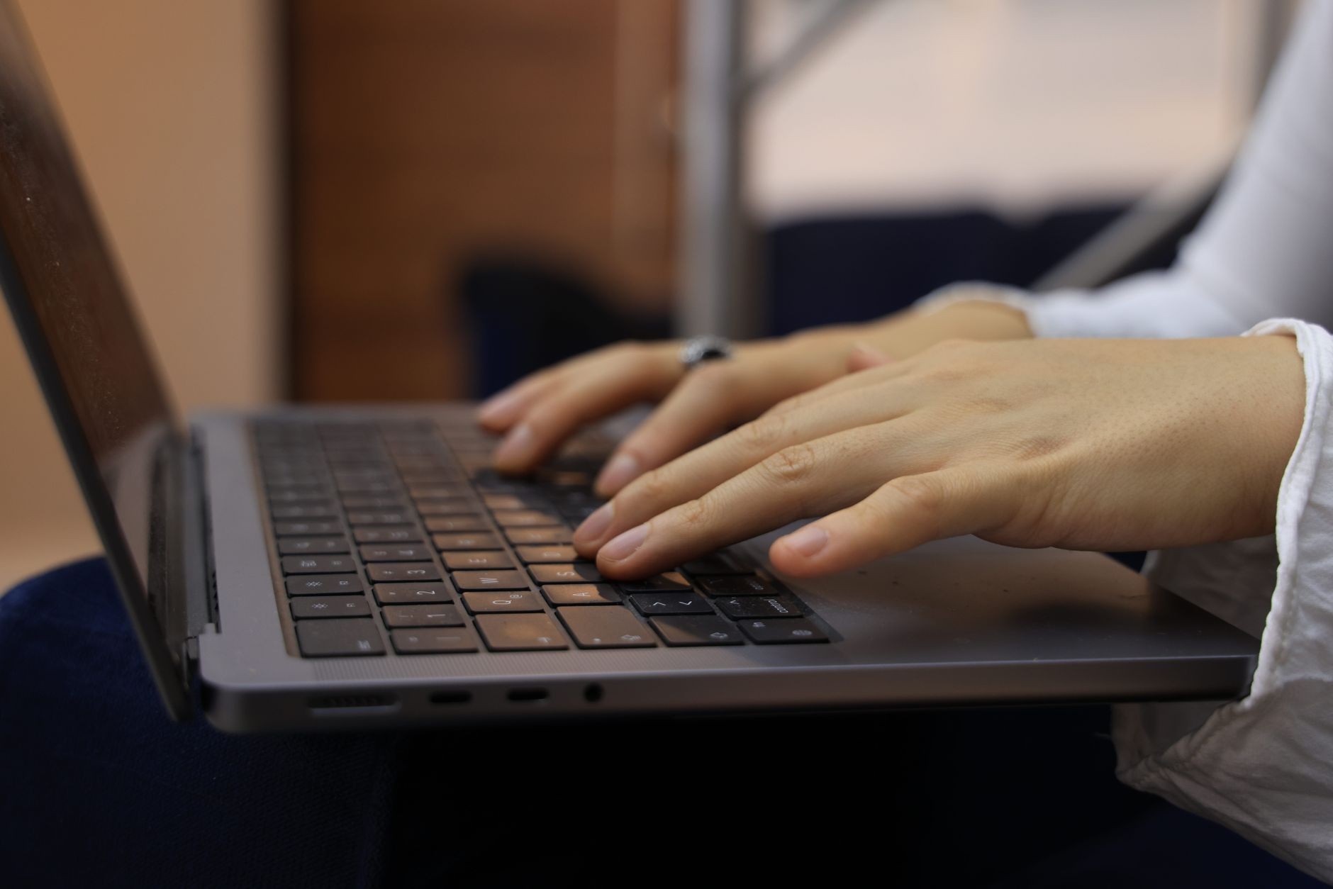 Gros plan sur des mains qui tapent sur le clavier d'un ordinateur portable